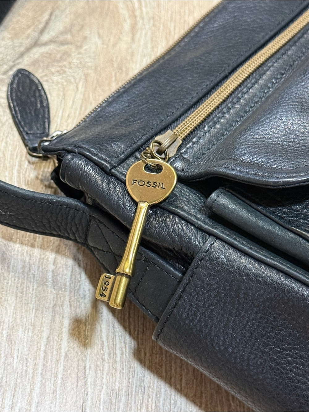 Vintage 1954 Black Fossil Pebbled Leather Crossbody Bag 75082 Key Charm - Picture 5 of 16